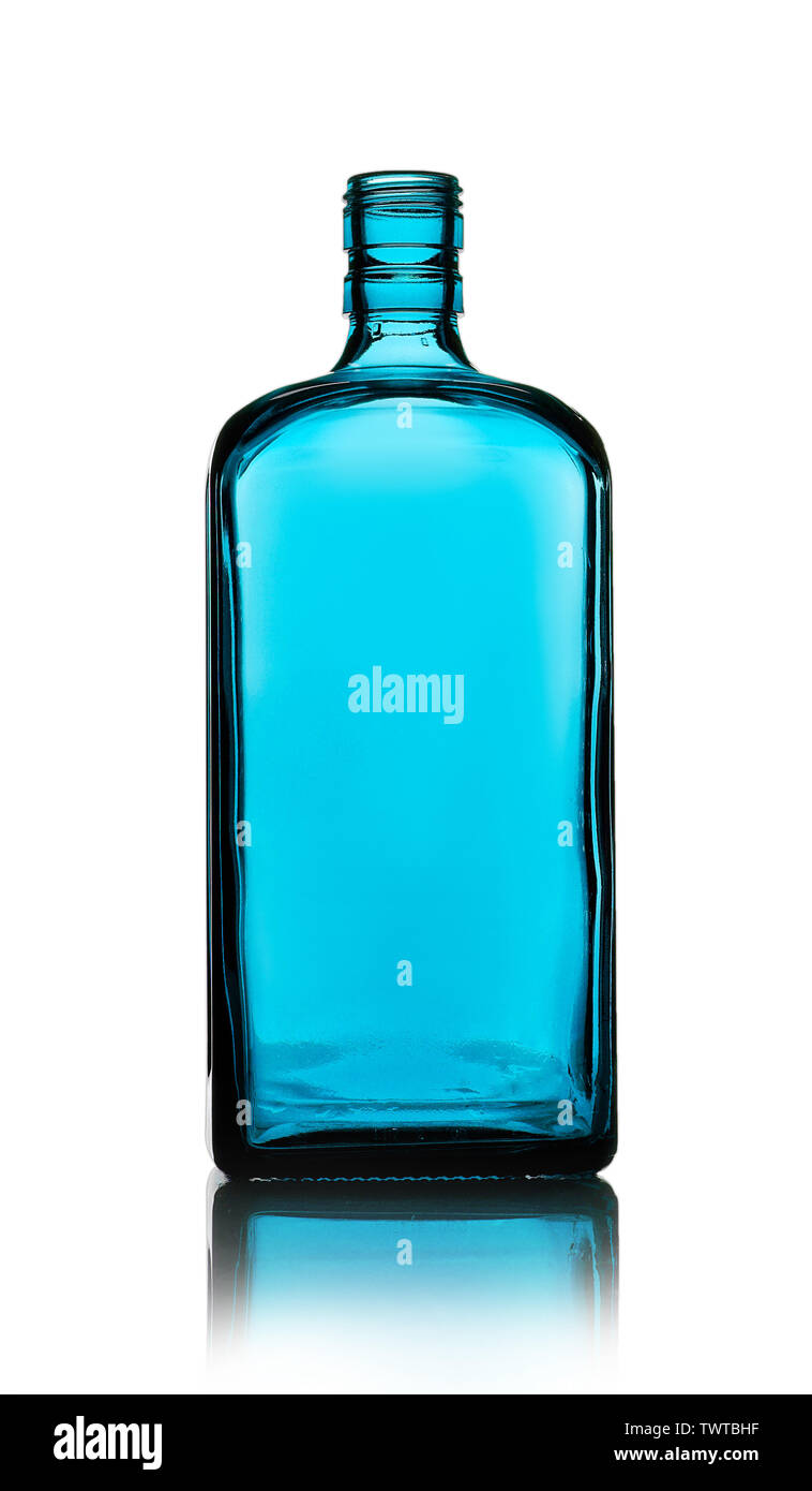 Vider le flacon en verre pour les boissons alcoolisées ou de l'eau sur un fond blanc. Banque D'Images