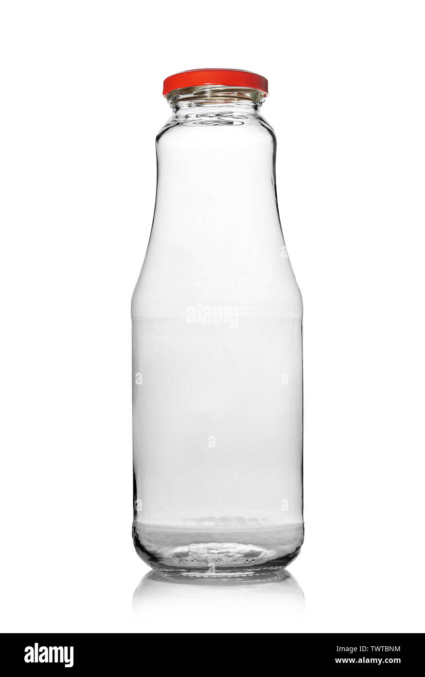 Bouteille en verre vide pour prendre un verre de lait, de jus, de l'eau sur un fond blanc. Banque D'Images