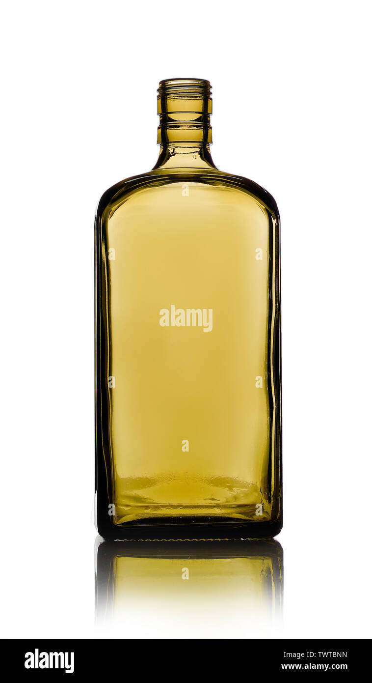 Vider le flacon en verre pour les boissons alcoolisées ou de l'eau sur un fond blanc. Banque D'Images