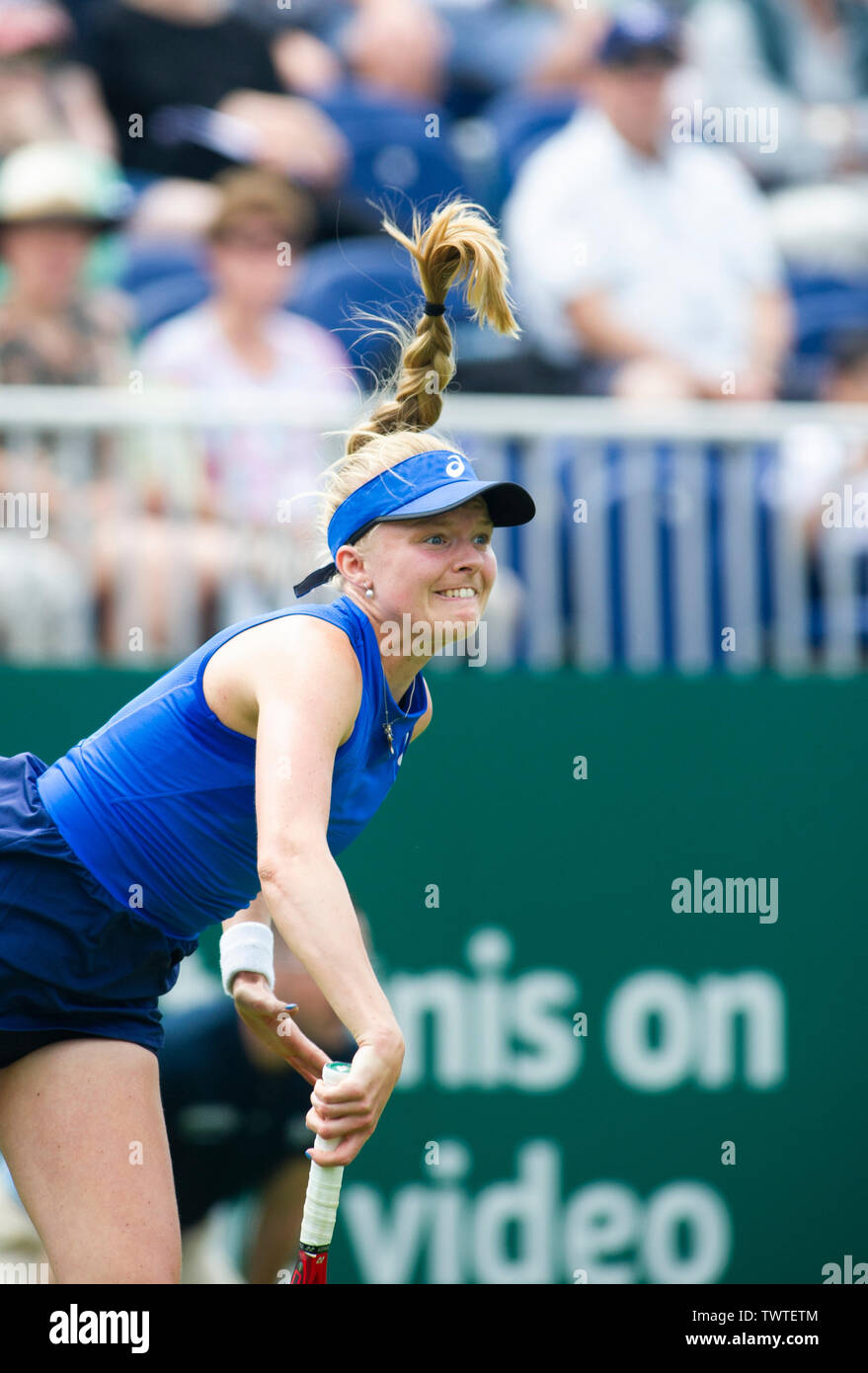 Eastbourne UK 23 juin 2019 - Harriet Dart de Grande-bretagne en action contre Anet Kontaveit d'Estonie au cours de leur premier match au tournoi de tennis International Nature Valley tenue à Devonshire Park à Eastbourne . Crédit photo : Simon Dack / TPI / Alamy Live News Banque D'Images