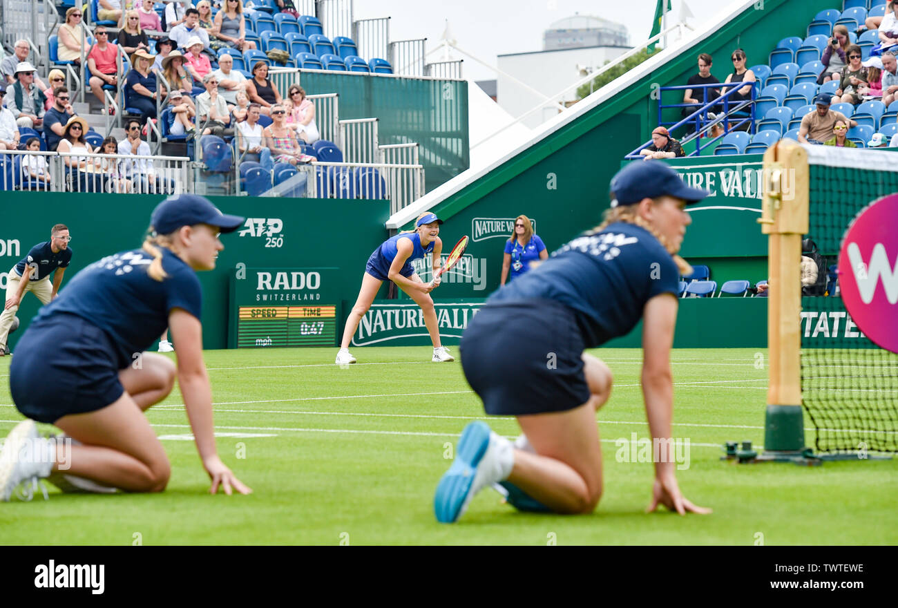 Eastbourne UK 23 juin 2019 - Harriet Dart de Grande-Bretagne attend un servir contre Anet Kontaveit d'Estonie au cours de leur premier match au tournoi de tennis International Nature Valley tenue à Devonshire Park à Eastbourne . Crédit photo : Simon Dack / TPI / Alamy Live News Banque D'Images