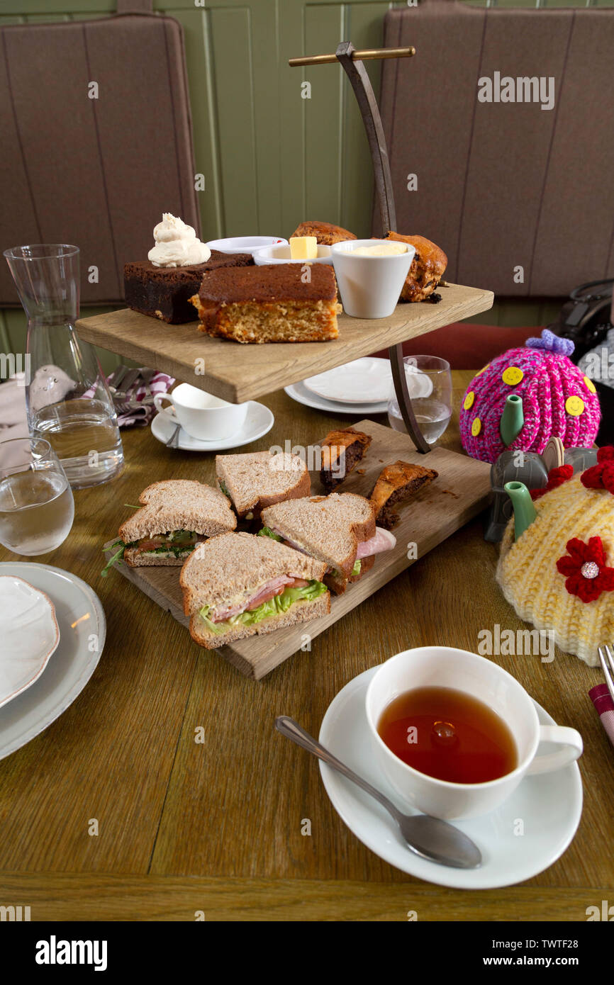 Un cadre rustique le thé l'après-midi servi sur un cake stand en bois. Le stand part deux niveaux. Banque D'Images