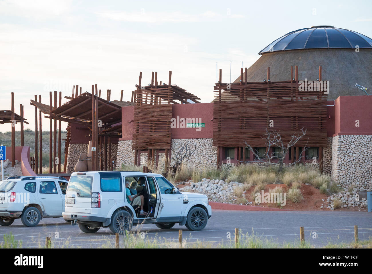 Bâtiments d'accueil principal au Kgalagadi Transfrontier Park, Afrique du Sud avec des voitures garées dans le stationnement au point de départ ou de sortie Banque D'Images