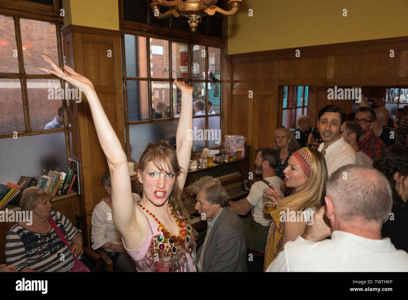 Soho, London, UK. 22 Juin, 2019. Le samedi dernier, à l'entraîneur et les chevaux à Soho, avant la pub indépendant est reprise par la brasserie Fullers. Le pub a conservé son ambiance et atmosphère construit à travers les derniers 77 ans. Peu de choses ont changé à l'acclamation de milliers de soldats réguliers et de la communauté locale de Soho. Penelope Barritt/Alamy Live News Banque D'Images