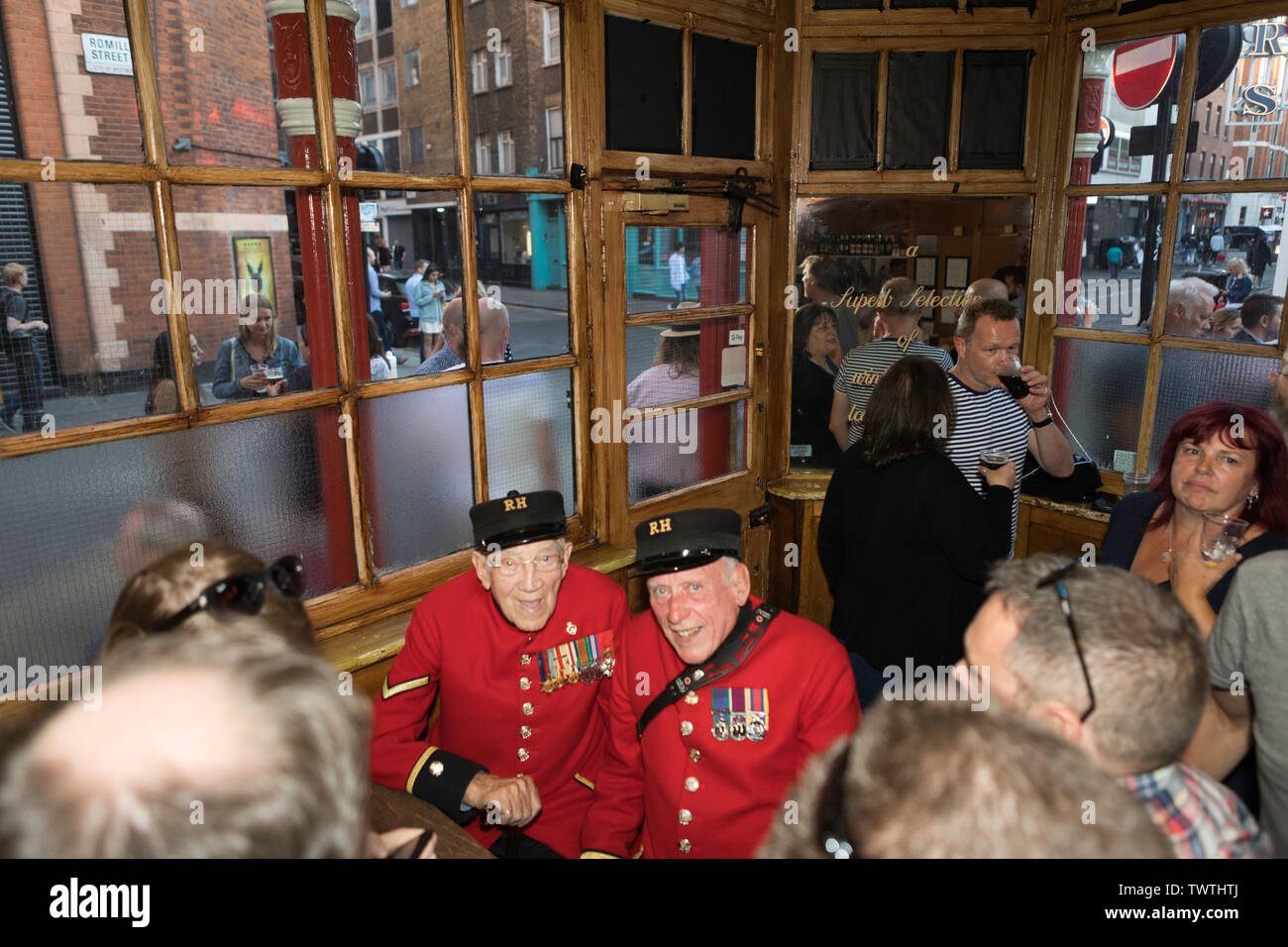 Soho, London, UK. 22 Juin, 2019. Le samedi dernier, à l'entraîneur et les chevaux à Soho, avant la pub indépendant est reprise par la brasserie Fullers. Le pub a conservé son ambiance et atmosphère construit à travers les derniers 77 ans. Peu de choses ont changé à l'acclamation de milliers de soldats réguliers et de la communauté locale de Soho. Penelope Barritt/Alamy Live News Banque D'Images