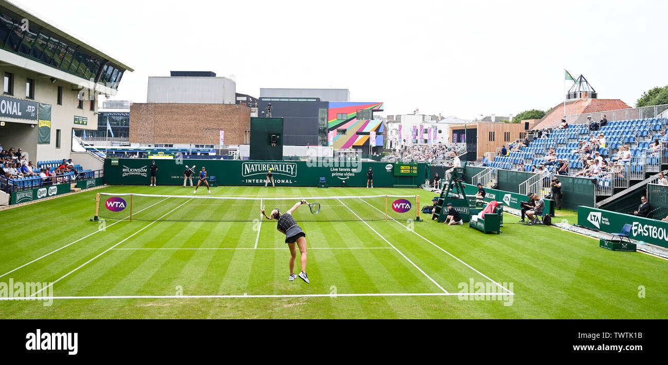 Eastbourne UK 23 juin 2019 - Katie Swan de la Grande-Bretagne en action contre Shuai Zhang de Chine à la vallée de la nature qui a eu lieu le tournoi international de tennis du Devonshire Park à Eastbourne . Crédit photo : Simon Dack / TPI / Alamy Live News Banque D'Images