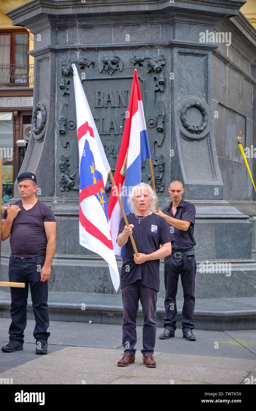 Zagreb, Croatie, 23 juin 2019 : HSP conduire aile droite rassemblement politique , doté d''homme habillé en noir forme croate, le noir et les drapeaux de l'UE Banque D'Images