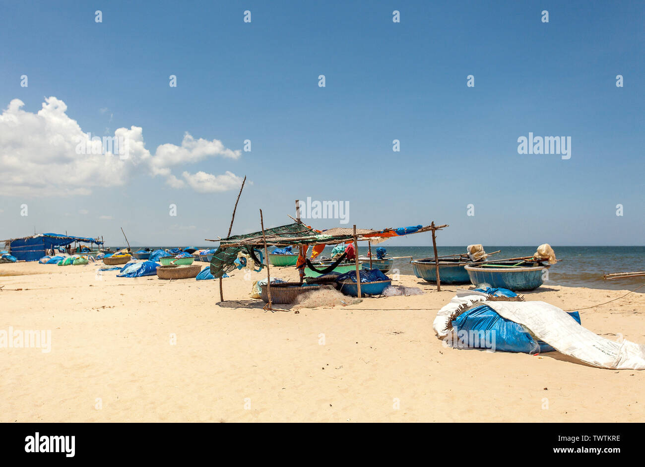 Bateaux de pêche vietnamiens en plage de Mui Ne. Banque D'Images