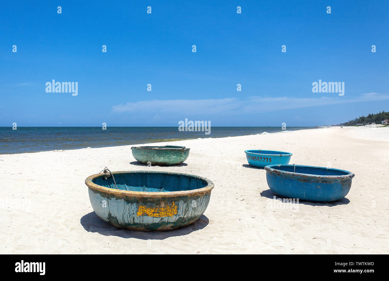 Bateaux de pêche vietnamiens en plage de Mui Ne. Banque D'Images