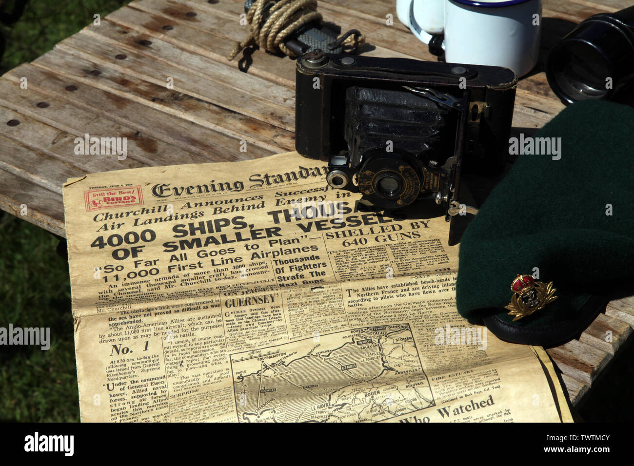 Standard du soir première page le 6 1944 juin, journal montrant l'annonce de Churchill sur le succès des atterrissages du jour J de la Seconde Guerre mondiale avec caméra et béret Banque D'Images