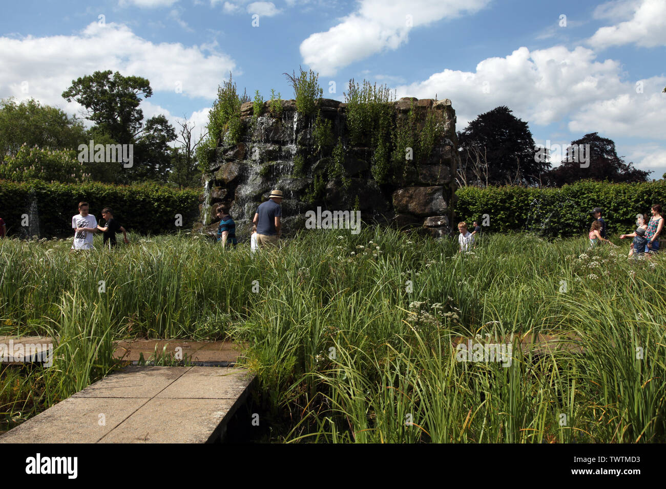Le château de Hever, Edenbridge, Kent, UK - les gens à jouer sur le jardin d'eau à Hever Castle dans le soleil, le jour, 2019 Banque D'Images