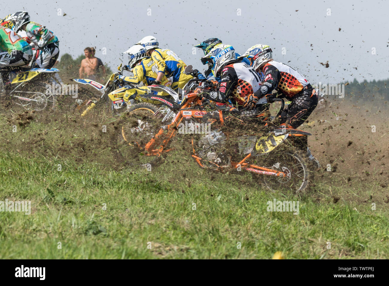 BREZOVA NAD SVITAVOU, RÉPUBLIQUE TCHÈQUE - 15 juin 2019 : début de la formation de qualification sidecarcross course en Championnat International de Banque D'Images