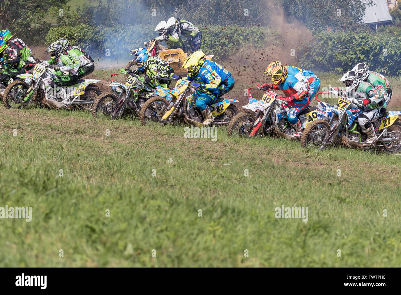 BREZOVA NAD SVITAVOU, RÉPUBLIQUE TCHÈQUE - 15 juin 2019 : début de la formation de qualification en Championnat International de République tchèque en Sidecarcross dans Banque D'Images