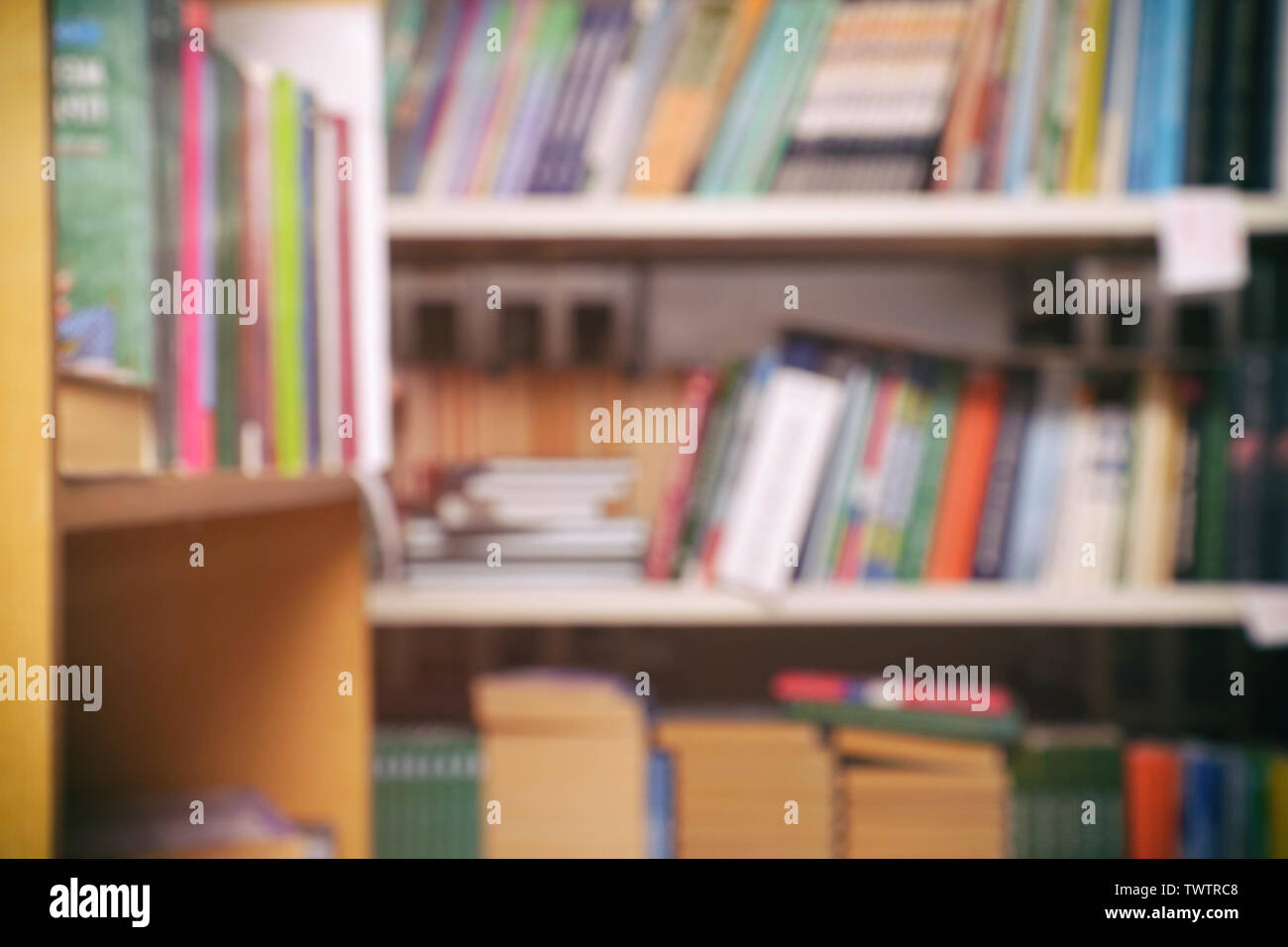 Image floue - livres sur les étagères de la bibliothèque Banque D'Images