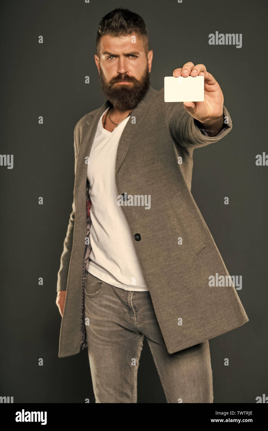 Concept d'opérations bancaires et de crédit. Carte bancaire en plastique. Crédit d'argent facile. Quelle banque carte facile à obtenir. L'achat facile. Carte de crédit vous donne la liberté et la confiance. Hipster barbu homme tenir carte vierge en plastique. Banque D'Images