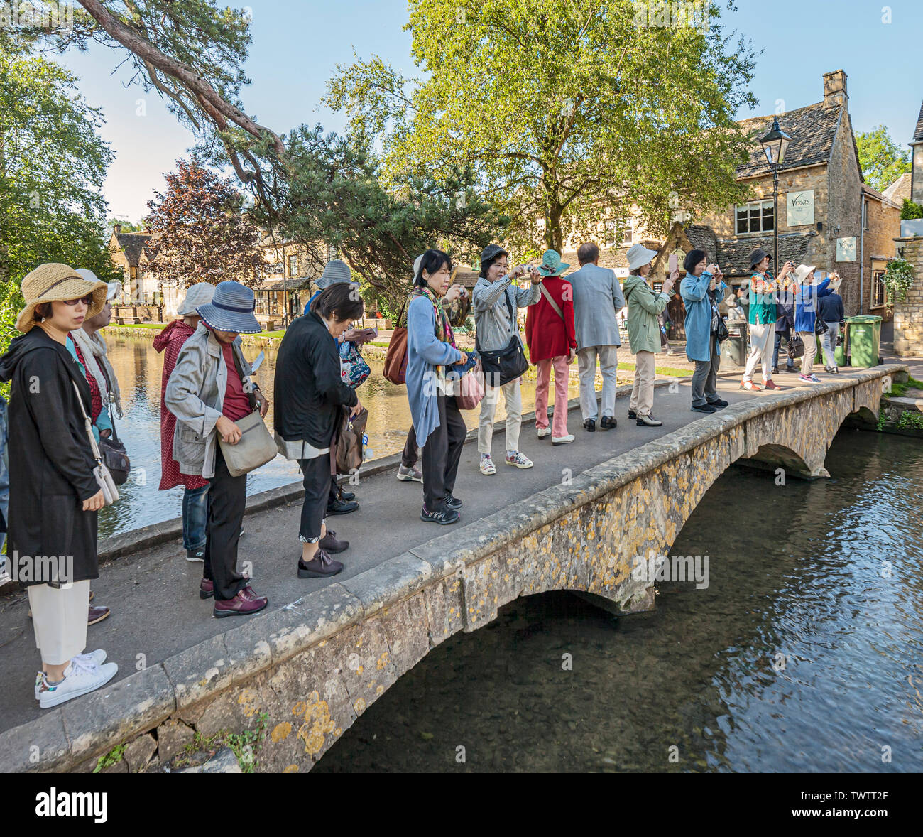 Groupe de touristes visitant Bourton on the Water. Banque D'Images