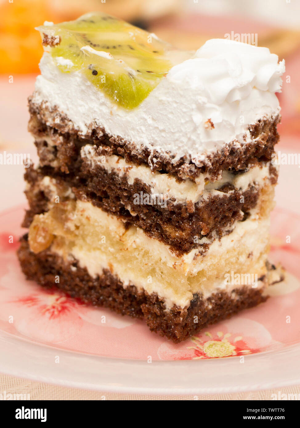 Tranche De Bouche Arrosage Delicieux Gateau Au Chocolat Blanc Creme Fouettee Et De Fruits Kiwi Raisins Secs Abricots Secs Les Pruneaux Close Up Trois Quart Vi Photo Stock Alamy Tranche De Bouche Arrosage Delicieux Gateau Au Chocolat Blanc Creme Fouettee Et De Fruits Kiwi Raisins Secs Abricots Secs Les Pruneaux Close Up Trois Quart Vi Photo Stock Alamy