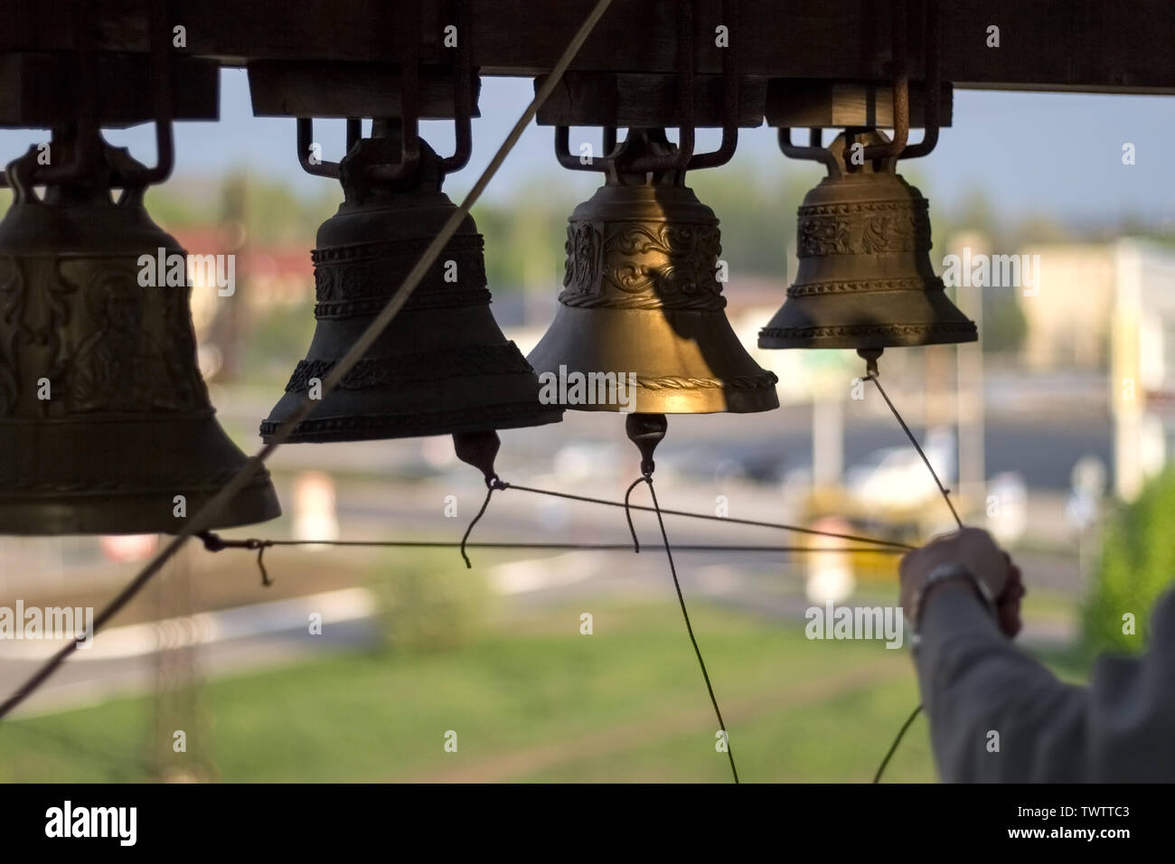 Les carillons de l'église et nœud de cordes dans la main de sonnerie de cloche sur le beffroi de la cathédrale de la Trinité, au cours de la célébration de Pâques cloches. L'Ukraine, Donetsk, UN Banque D'Images