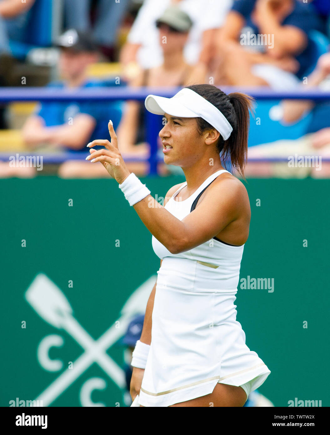 Eastbourne, Royaume-Uni. 23 juin 2019. Heather Watson de Grande-bretagne appelle à une ligne téléphonique à l'Alize Cornet de France dans leur premier match au tournoi de tennis International Nature Valley tenue à Devonshire Park à Eastbourne . Crédit photo : Simon Dack / TPI / Alamy Live News Banque D'Images