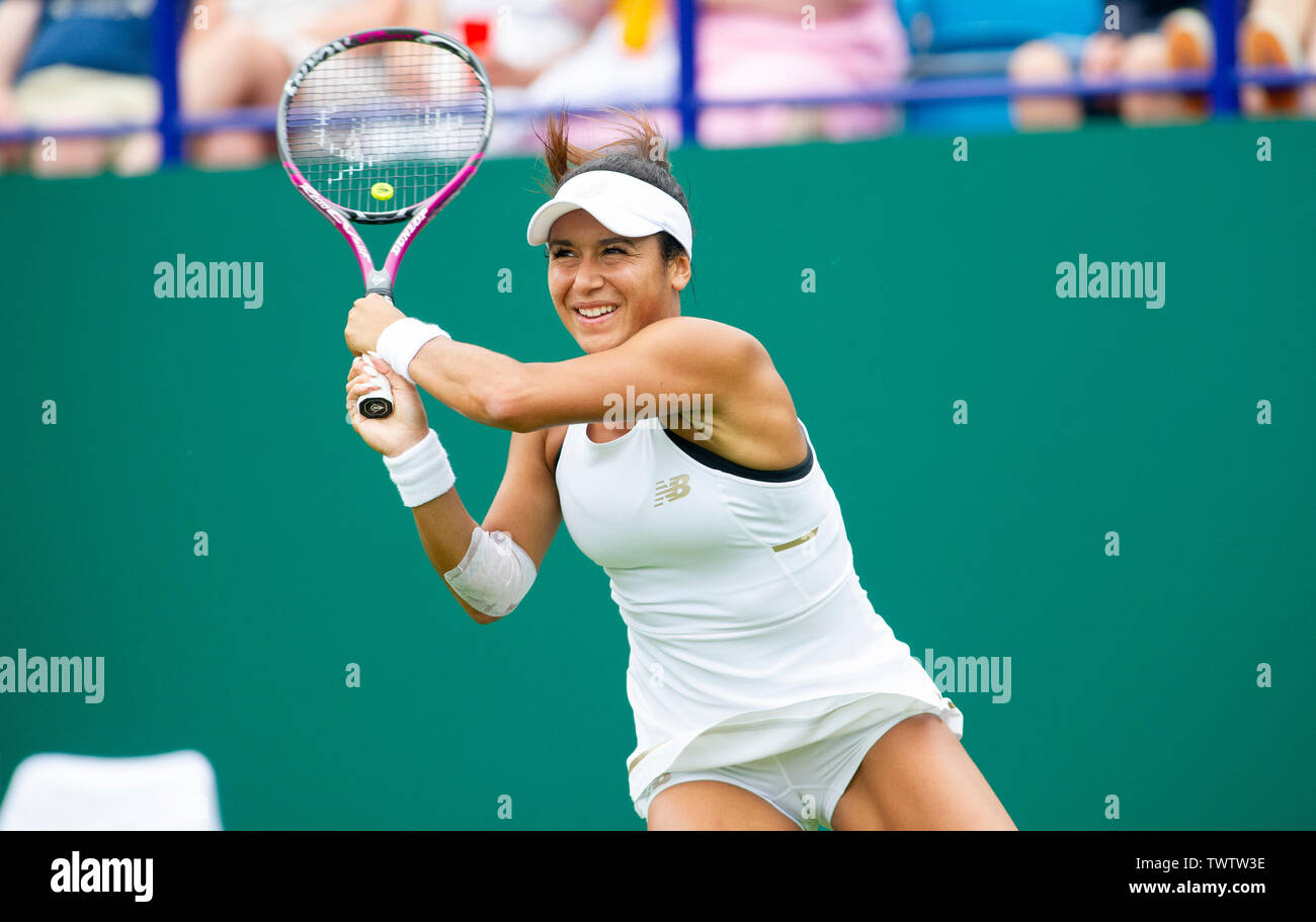 Eastbourne, Royaume-Uni. 23 juin 2019. Heather Watson de Grande-bretagne en action contre l'Alize Cornet de France dans leur premier match au tournoi de tennis International Nature Valley tenue à Devonshire Park à Eastbourne . Crédit photo : Simon Dack / TPI / Alamy Live News Banque D'Images
