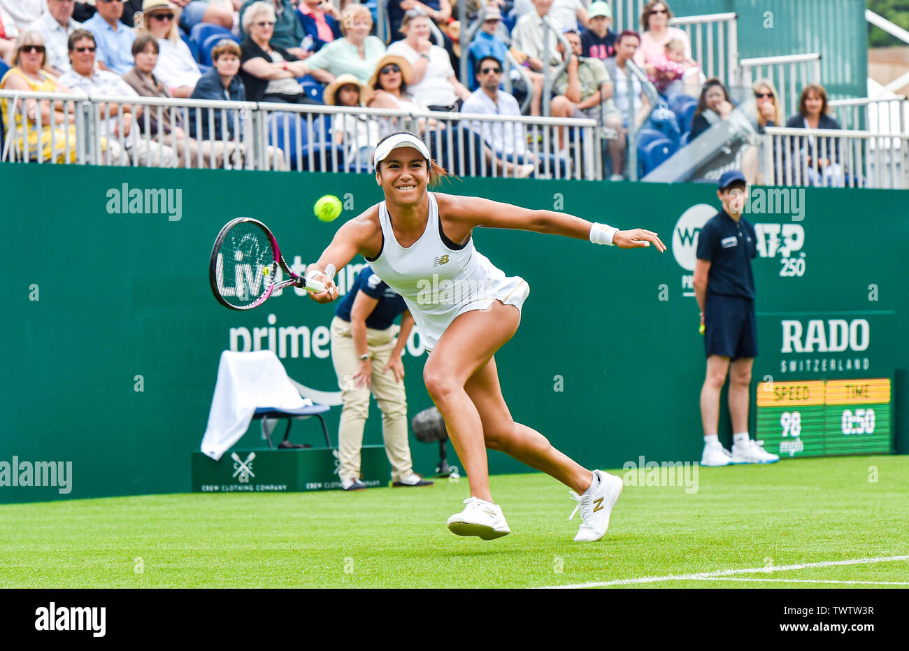Eastbourne, Royaume-Uni. 23 juin 2019. Heather Watson de Grande-bretagne en action contre l'Alize Cornet de France dans leur premier match au tournoi de tennis International Nature Valley tenue à Devonshire Park à Eastbourne . Crédit photo : Simon Dack / TPI / Alamy Live News Banque D'Images