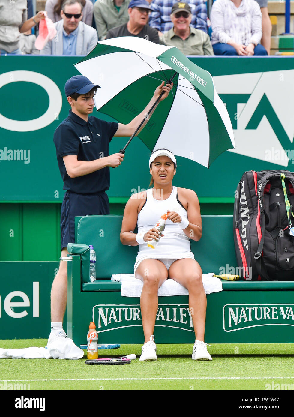 Eastbourne, Royaume-Uni. 23 juin 2019. Heather Watson de Grande-bretagne ressemble déprimé après avoir perdu le premier set contre Alize Cornet de France dans leur premier match au tournoi de tennis International Nature Valley tenue à Devonshire Park à Eastbourne . Crédit photo : Simon Dack / TPI / Alamy Live News Banque D'Images