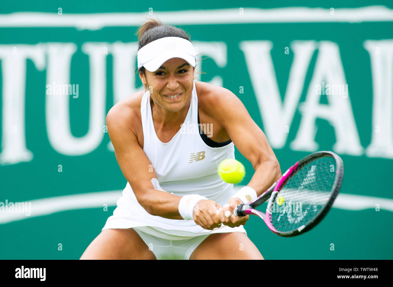 Eastbourne, Royaume-Uni. 23 juin 2019. Heather Watson de Grande-bretagne en action contre l'Alize Cornet de France dans leur premier match au tournoi de tennis International Nature Valley tenue à Devonshire Park à Eastbourne . Crédit photo : Simon Dack / TPI / Alamy Live News Banque D'Images