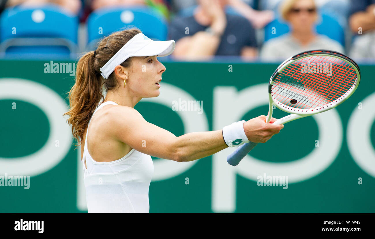 Eastbourne, Royaume-Uni. 23 juin 2019. Alize Cornet de la France questions une ligne téléphonique contre Heather Watson de Grande-Bretagne lors de leur premier match au tournoi de tennis International Nature Valley tenue à Devonshire Park à Eastbourne . Crédit photo : Simon Dack / TPI / Alamy Live News Banque D'Images
