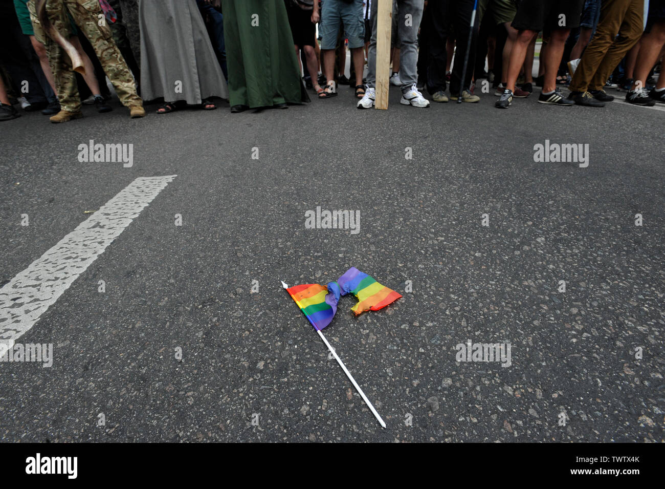 Vue d'un drapeau LGBT brûlées au cours d'une manifestation contre la Gay Pride Parade annuelle à Kiev.Plus de 8 000 personnes se sont rendues à Kiev pour la Gay Pride Parade annuelle. La sécurité est serré que les militants d'extrême droite, a tenté de perturber la fête. Les manifestants, brandissant des drapeaux ukrainiens et arc-en-ciel et porter des costumes colorés, ont défilé dans le centre de la capitale, alors que des milliers de policiers et de troupes de la Garde nationale étaient là, pour assurer l'ordre. Banque D'Images
