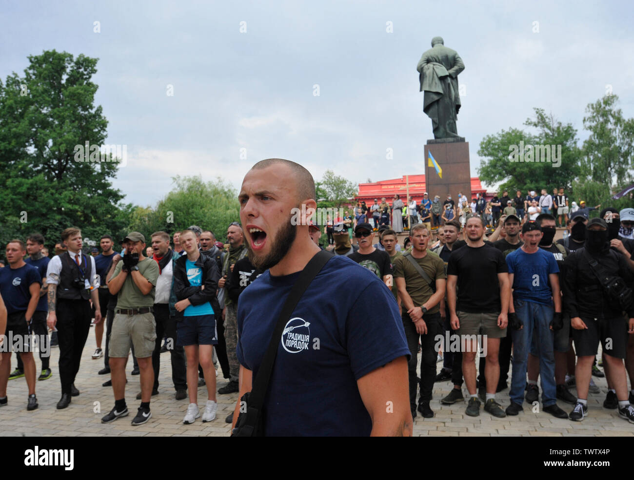 Un militant nationaliste ukrainien slogans ultra chants lors d'une manifestation contre la Gay Pride Parade annuelle à Kiev.Plus de 8 000 personnes se sont rendues à Kiev pour la Gay Pride Parade annuelle. La sécurité est serré que les militants d'extrême droite, a tenté de perturber la fête. Les manifestants, brandissant des drapeaux ukrainiens et arc-en-ciel et porter des costumes colorés, ont défilé dans le centre de la capitale, alors que des milliers de policiers et de troupes de la Garde nationale étaient là, pour assurer l'ordre. Banque D'Images