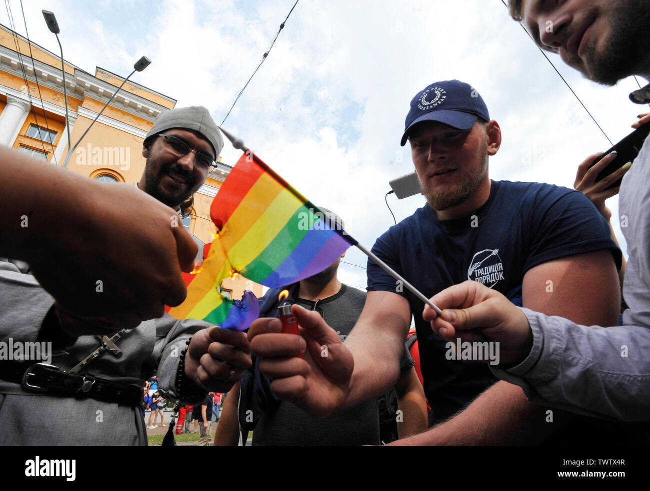 Des militants ultranationalistes ukrainiens brûler un drapeau LGBT au cours de protester contre la Gay Pride Parade annuelle à Kiev.Plus de 8 000 personnes se sont rendues à Kiev pour la Gay Pride Parade annuelle. La sécurité est serré que les militants d'extrême droite, a tenté de perturber la fête. Les manifestants, brandissant des drapeaux ukrainiens et arc-en-ciel et porter des costumes colorés, ont défilé dans le centre de la capitale, alors que des milliers de policiers et de troupes de la Garde nationale étaient là, pour assurer l'ordre. Banque D'Images