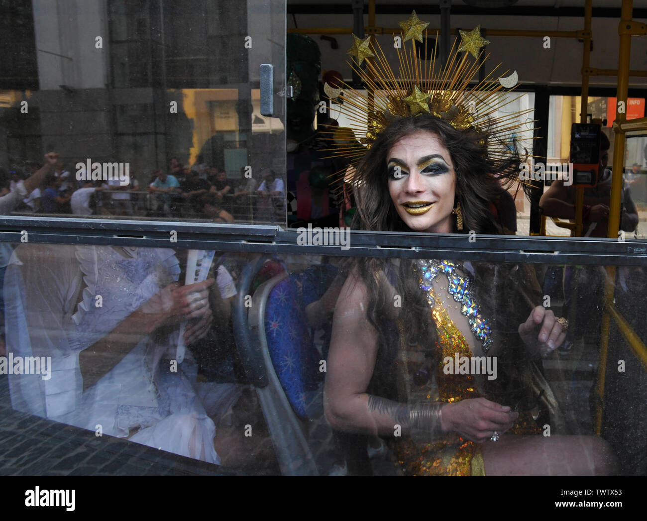 Activiste LGBT assis dans le bus tandis que vêtu d'un costume après Gay Pride Parade à Kiev.Plus de 8 000 personnes se sont rendues à Kiev pour la Gay Pride Parade annuelle. La sécurité est serré que les militants d'extrême droite, a tenté de perturber la fête. Les manifestants, brandissant des drapeaux ukrainiens et arc-en-ciel et porter des costumes colorés, ont défilé dans le centre de la capitale, alors que des milliers de policiers et de troupes de la Garde nationale étaient là, pour assurer l'ordre. Banque D'Images