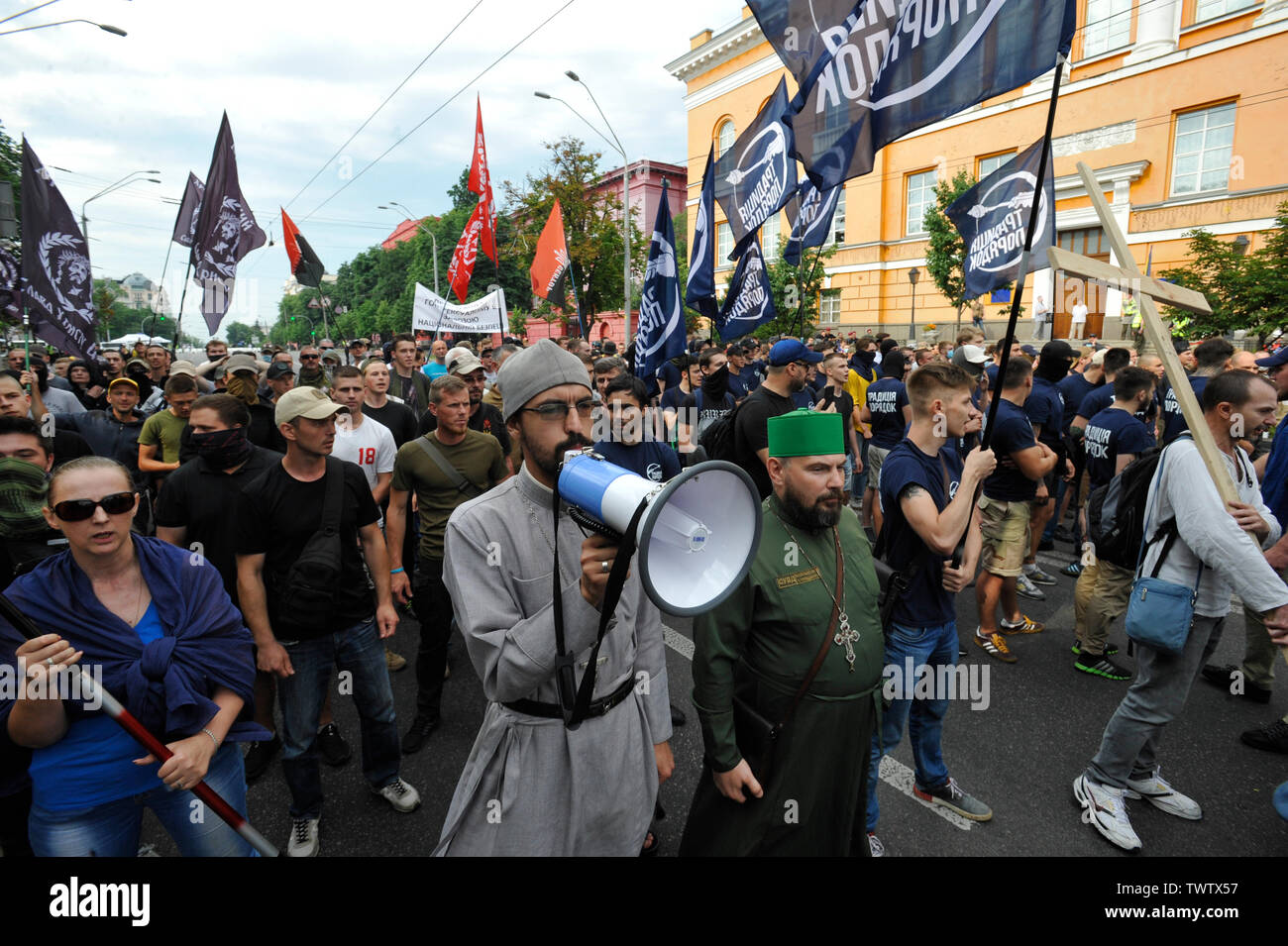 Un militant nationaliste ultra ukrainien parle à travers un mégaphone au cours d'une manifestation contre la Gay Pride Parade annuelle à Kiev.Plus de 8 000 personnes se sont rendues à Kiev pour la Gay Pride Parade annuelle. La sécurité est serré que les militants d'extrême droite, a tenté de perturber la fête. Les manifestants, brandissant des drapeaux ukrainiens et arc-en-ciel et porter des costumes colorés, ont défilé dans le centre de la capitale, alors que des milliers de policiers et de troupes de la Garde nationale étaient là, pour assurer l'ordre. Banque D'Images