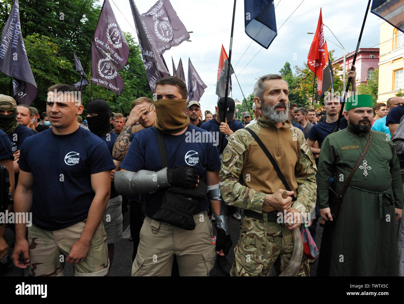 Des militants ultranationalistes ukrainiens protester contre la Gay Pride Parade annuelle à Kiev.Plus de 8 000 personnes se sont rendues à Kiev pour la Gay Pride Parade annuelle. La sécurité est serré que les militants d'extrême droite, a tenté de perturber la fête. Les manifestants, brandissant des drapeaux ukrainiens et arc-en-ciel et porter des costumes colorés, ont défilé dans le centre de la capitale, alors que des milliers de policiers et de troupes de la Garde nationale étaient là, pour assurer l'ordre. Banque D'Images