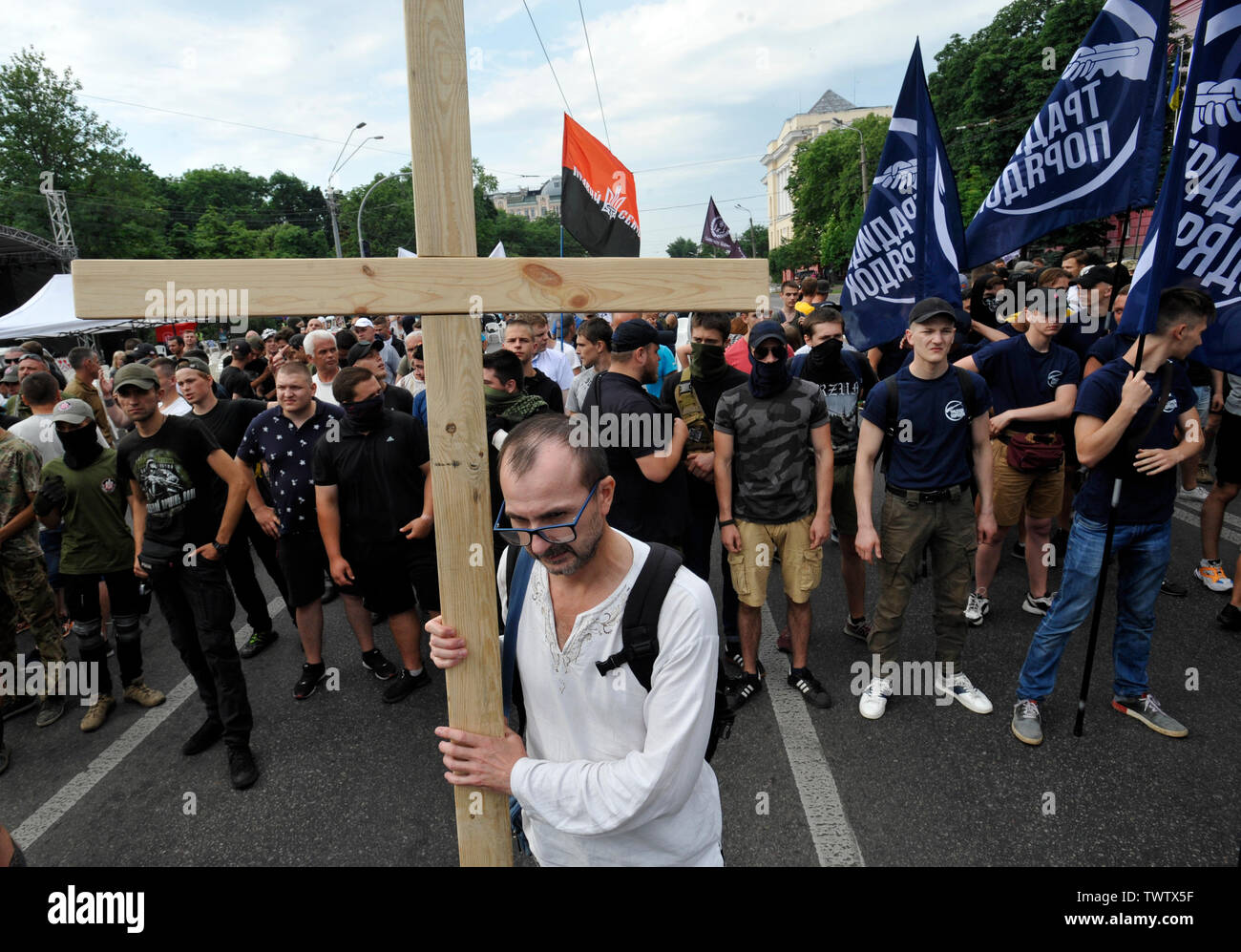 Un militant nationaliste ultra ukrainien porte une croix au cours d'une manifestation contre la Gay Pride Parade annuelle à Kiev.Plus de 8 000 personnes se sont rendues à Kiev pour la Gay Pride Parade annuelle. La sécurité est serré que les militants d'extrême droite, a tenté de perturber la fête. Les manifestants, brandissant des drapeaux ukrainiens et arc-en-ciel et porter des costumes colorés, ont défilé dans le centre de la capitale, alors que des milliers de policiers et de troupes de la Garde nationale étaient là, pour assurer l'ordre. Banque D'Images