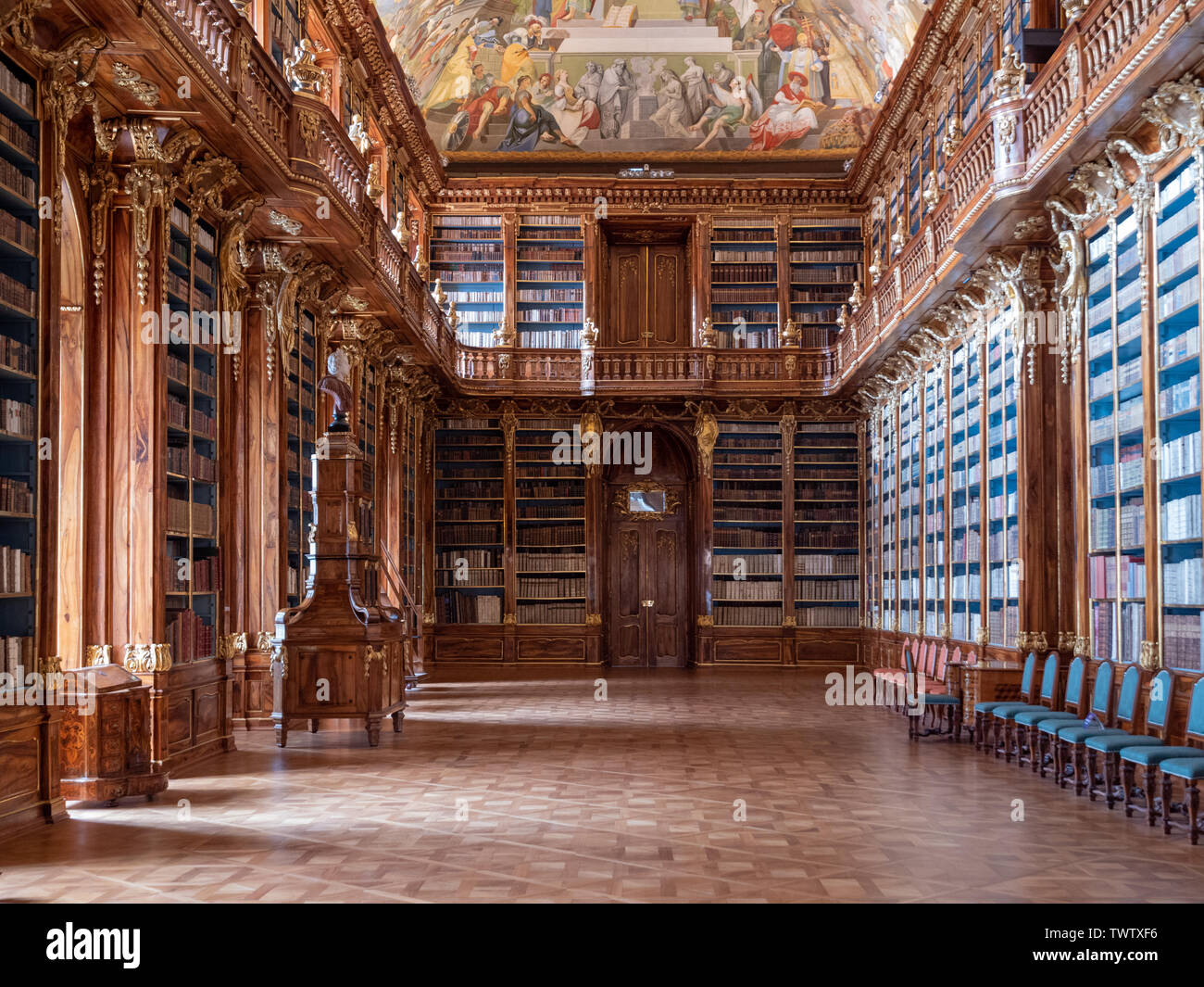 Prague, République Tchèque - 8 juin 2019 : l'intérieur de monastère de Strahov Bibliothèque, la salle de philosophie. Une célèbre bibliothèque Baroque en Bohême. Banque D'Images