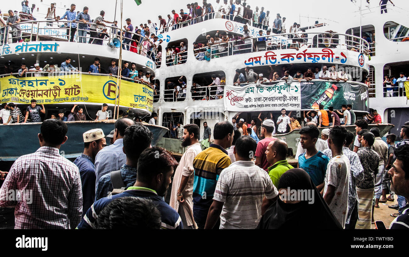 EID voyage vie risque,01jun 2019Dhaka, Bangladesh,les gens assistent au lancement du prochain festival religieux Eid ul fitr au terminal de Sadarghat Banclaires Banque D'Images