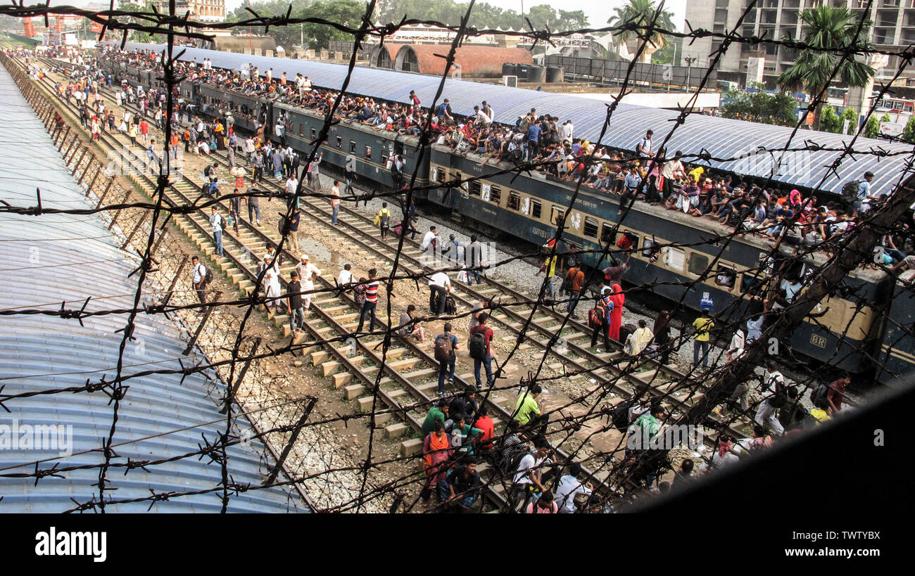 Bangladeshihomebound peopletrytoclimbontheroofofanovercrowded trainasthey 2019t tête de l'hometownsahead thei. holidayofEid Nazmulislam musulmane©/Alamy Banque D'Images