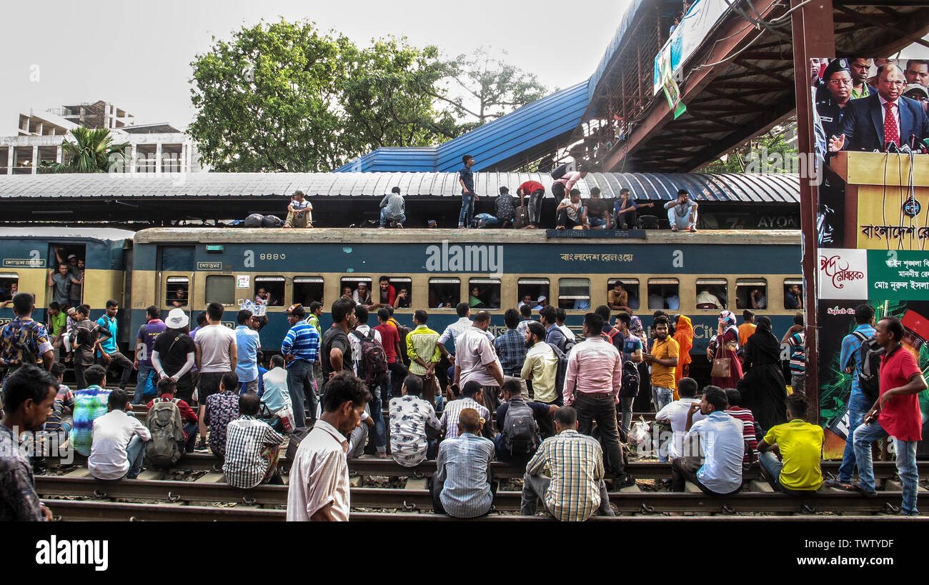 Bangladeshihomebound peopletrytoclimbontheroofofanovercrowded trainasthey 2019t tête de l'hometownsahead thei. holidayofEid Nazmulislam musulmane©/Alamy Banque D'Images