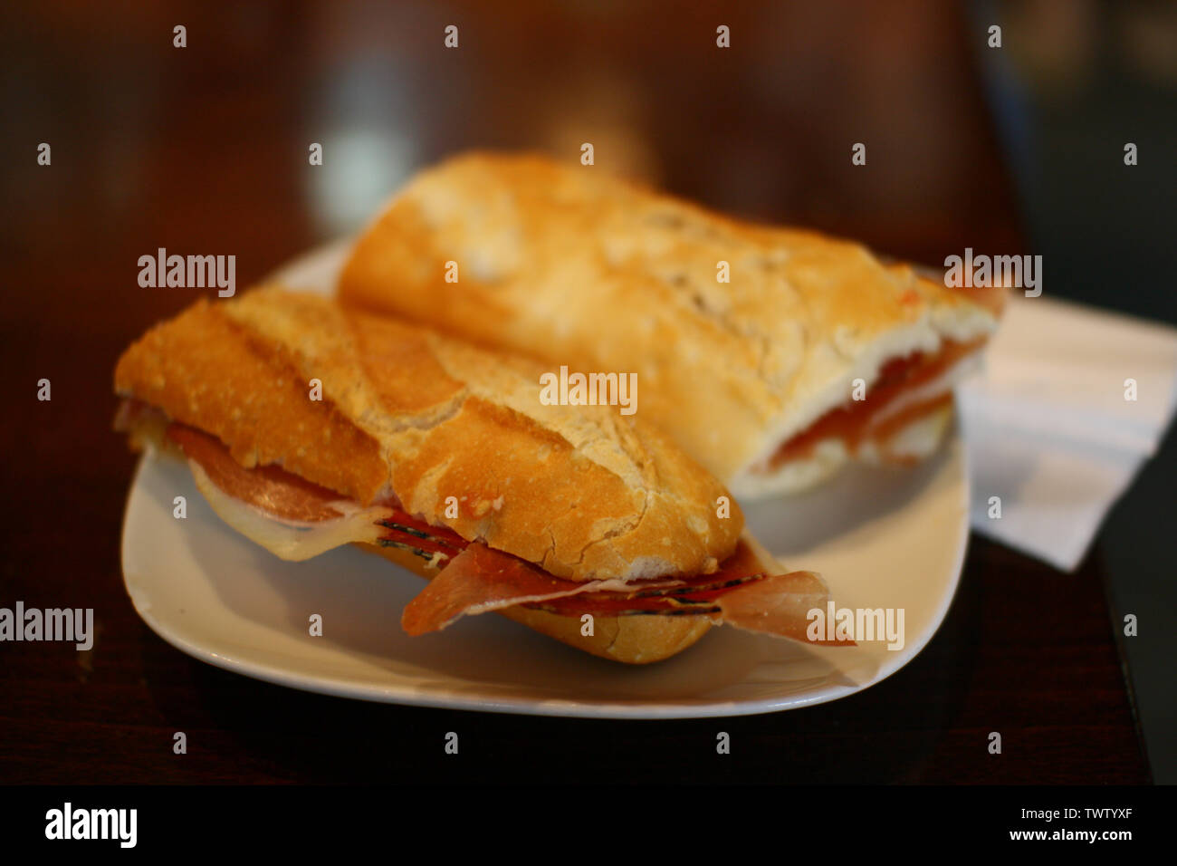 Sandwich au jambon qu'un tapa pour déjeuner dans un bar espagnol. Banque D'Images