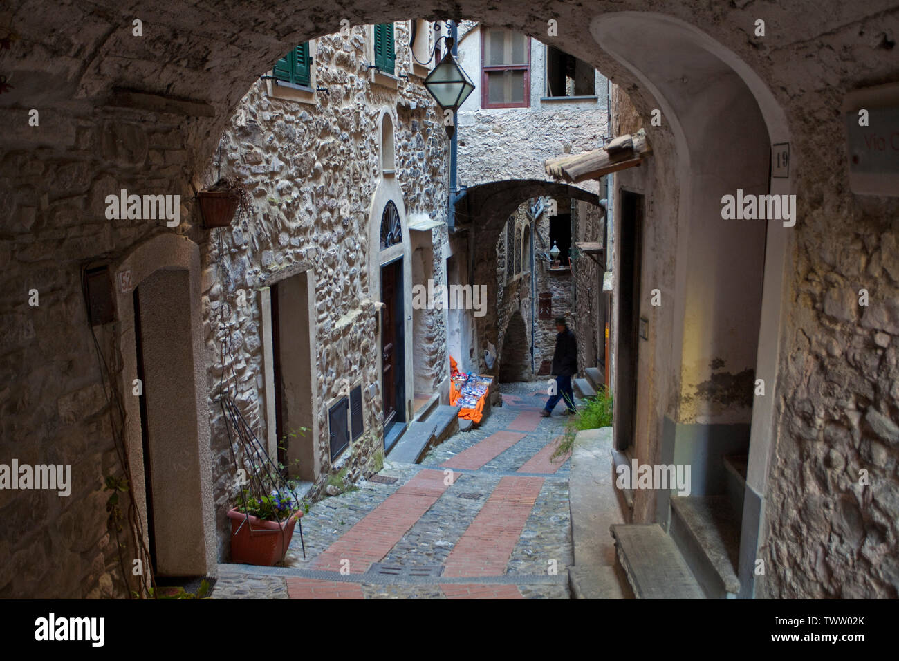 Ruelle médiévale au village Dolceacqua, province Imperia, Riviera di Ponente, Ligurie, Italie Banque D'Images