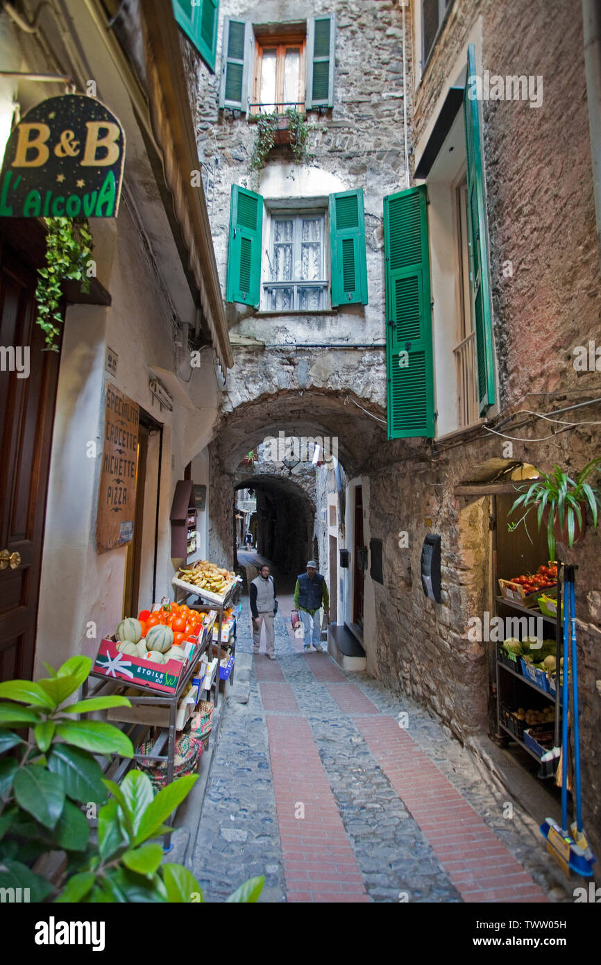 Ruelle médiévale au village Dolceacqua, province Imperia, Riviera di Ponente, Ligurie, Italie Banque D'Images