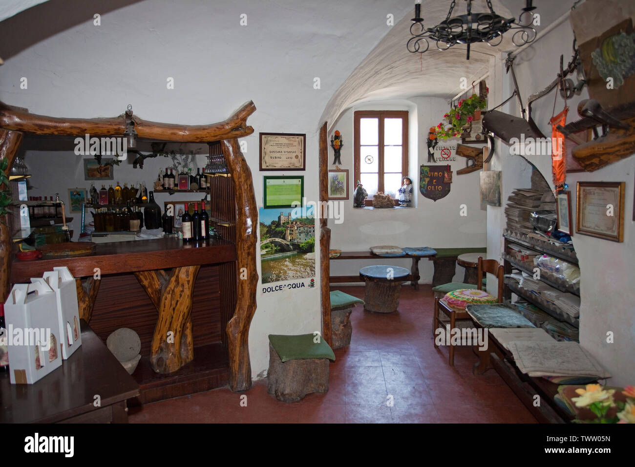L'intérieur d'un petit magasin de vin, la dégustation du vin au village médiévale Dolceacqua, province Imperia, Riviera di Ponente, Ligurie, Italie Banque D'Images