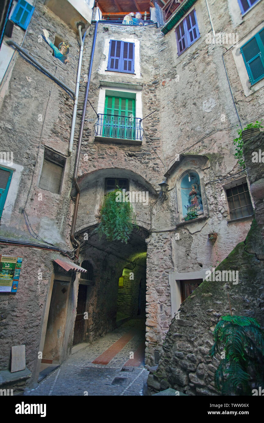 Ruelle médiévale au village Dolceacqua, province Imperia, Riviera di Ponente, Ligurie, Italie Banque D'Images