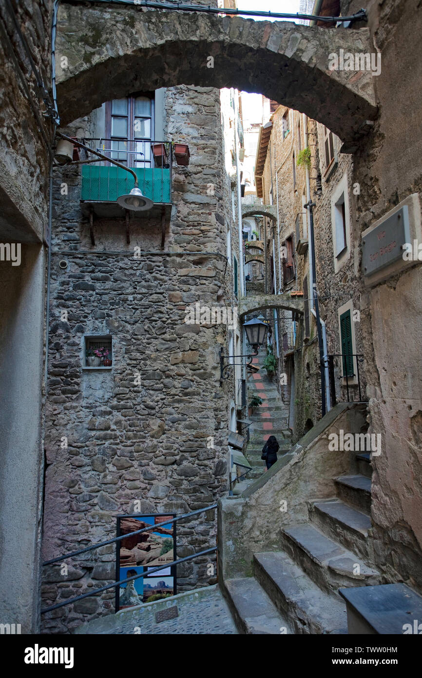 Ruelle médiévale au village Dolceacqua, province Imperia, Riviera di Ponente, Ligurie, Italie Banque D'Images