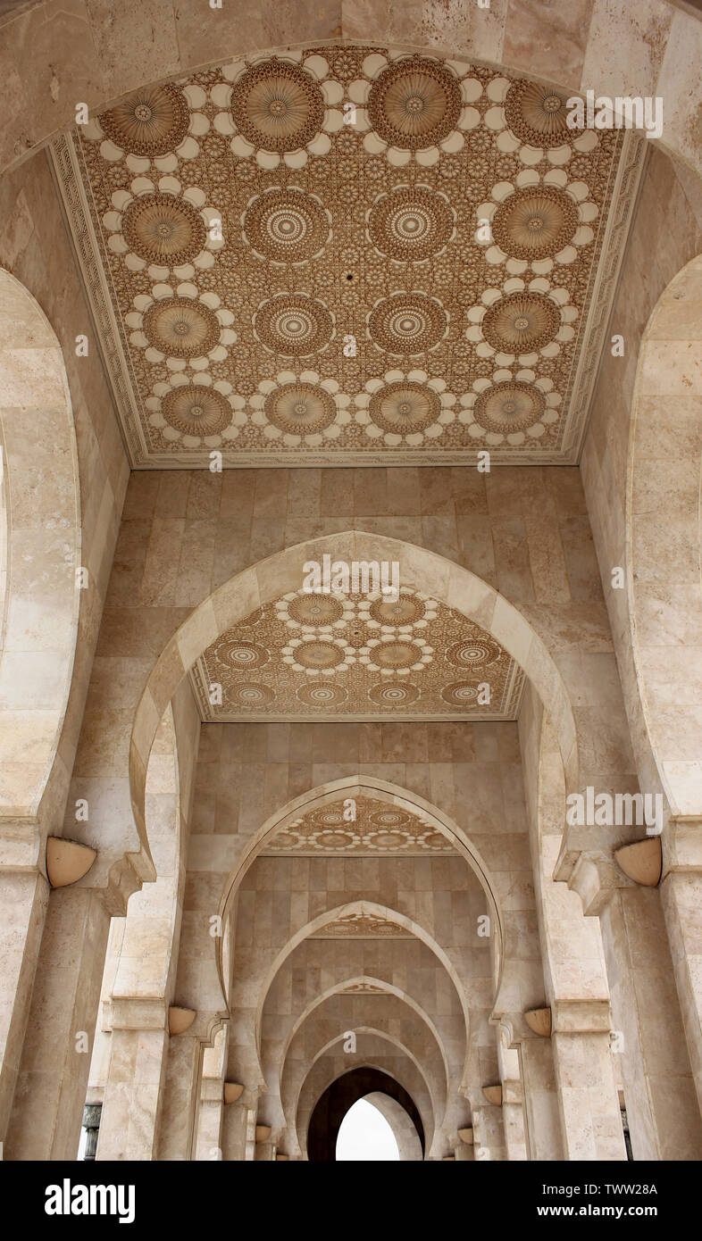 Décoration de plafond orné de la Mosquée Hassan II à Casablanca, Maroc Banque D'Images