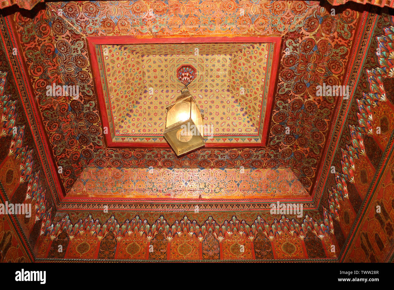 Plafond peint ornée dans le Palais de la Bahia, Marrakech, Maroc Banque D'Images