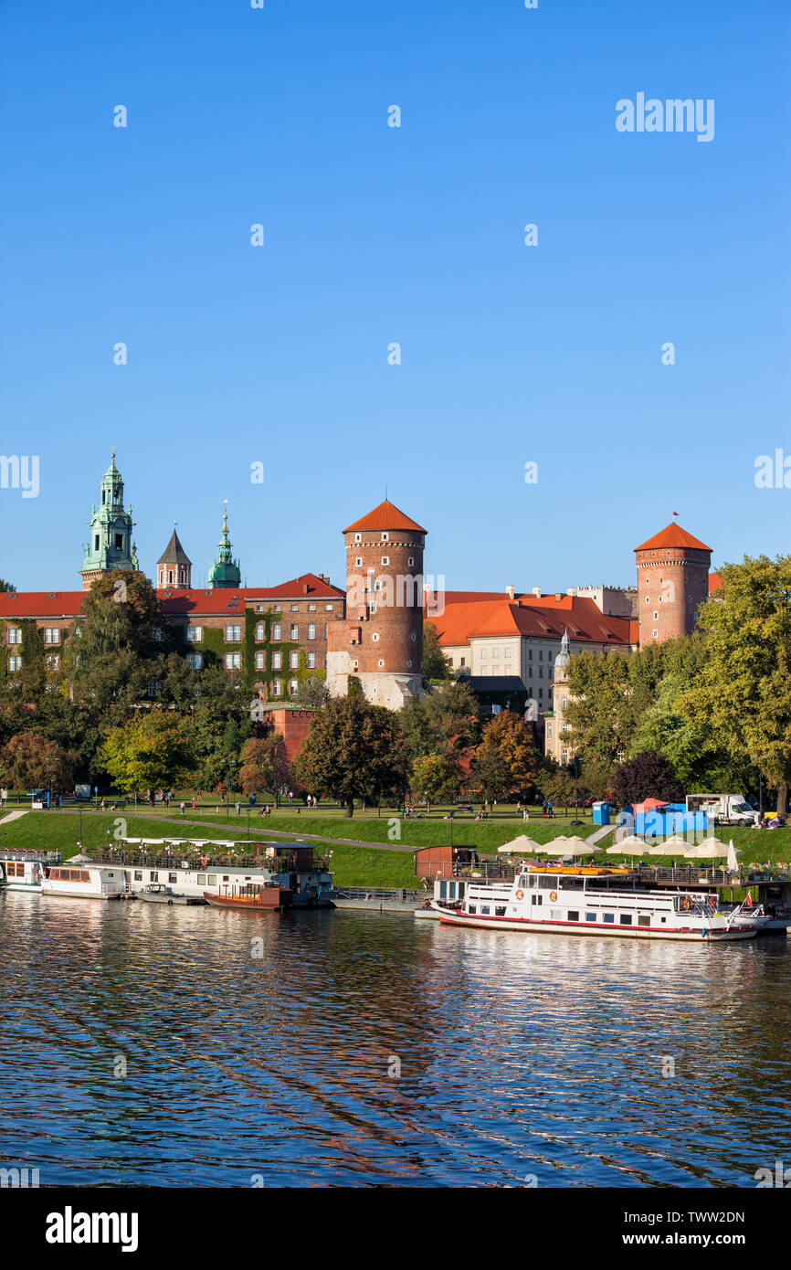 Le château de Wawel et le restaurant bateaux sur le fleuve à Cracovie, Pologne. Banque D'Images