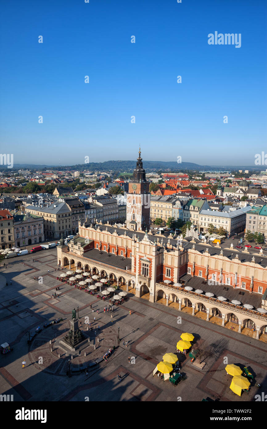 Vue aérienne de la ville de Cracovie en Pologne, Vieille Ville Place Principale avec Cloth Hall dans le centre. Banque D'Images