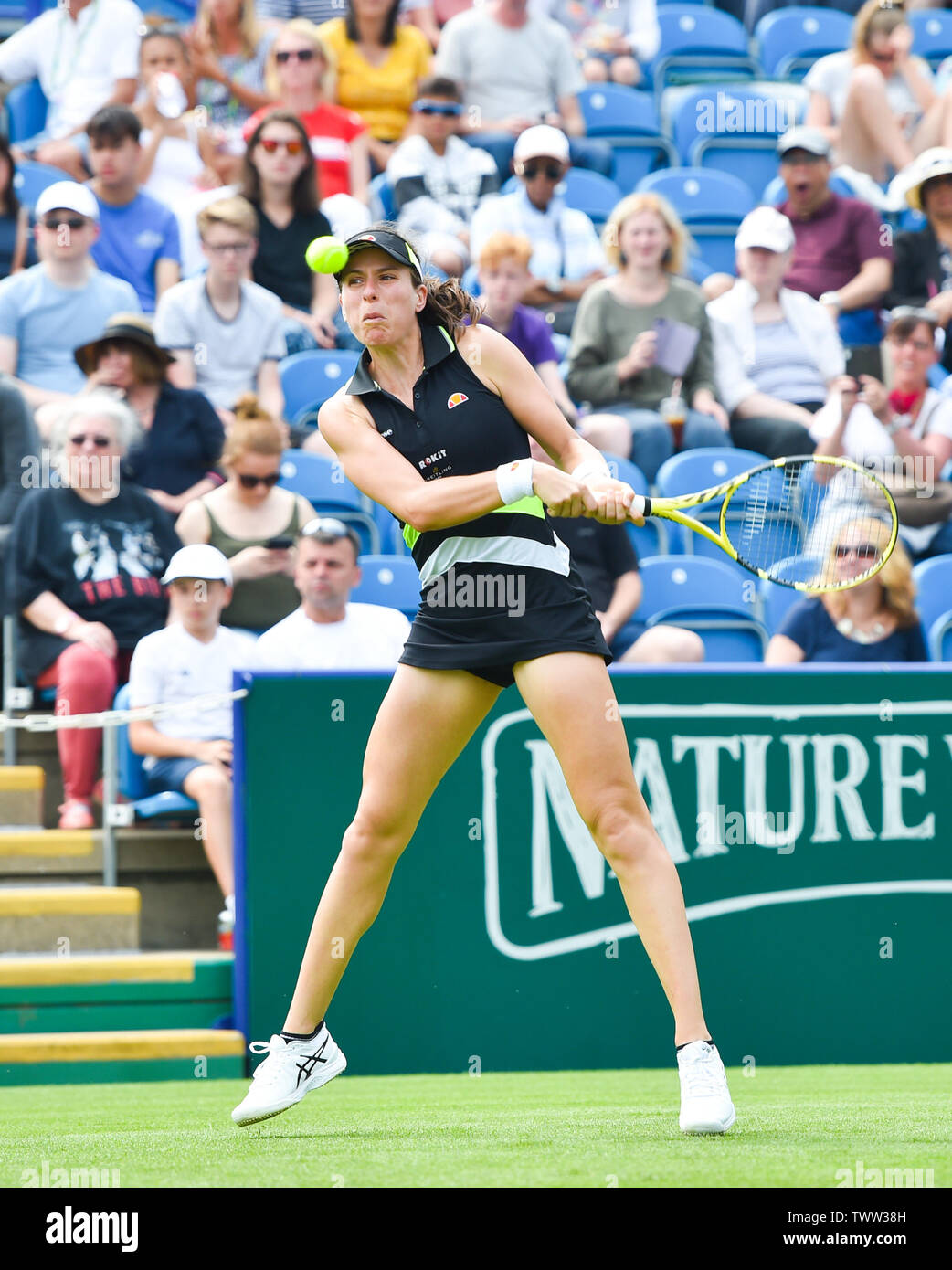 Eastbourne, Royaume-Uni. 23 juin 2019. Johanna Konta de Grande-bretagne en action sur son chemin vers la victoire de l'Ukraine sur Dayana Yastremska dans leur premier match au tournoi de tennis International Nature Valley tenue à Devonshire Park à Eastbourne . Crédit photo : Simon Dack / TPI / Alamy Live News Banque D'Images